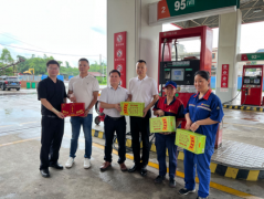 德晟集團(tuán)副總經(jīng)理周海林為德晟中航公司一線職工“送清涼”